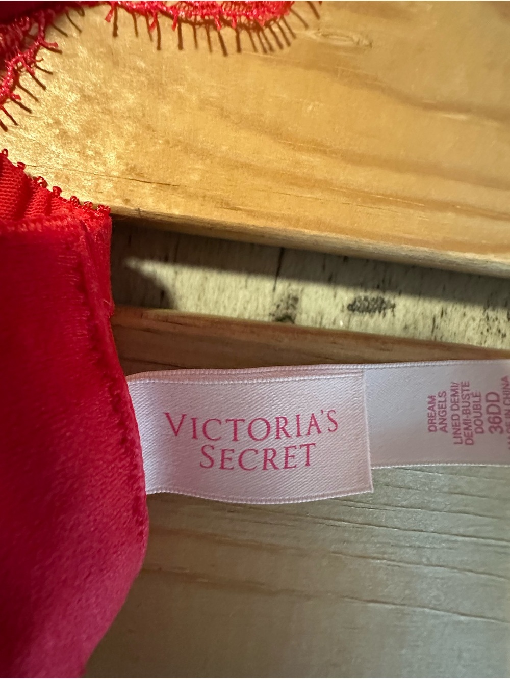 VICTORIA SECRET DREAM ANGELS LINED DEMI BRA 36DD RED - Picture 2 of 7